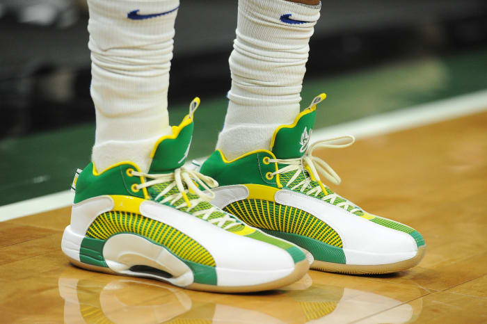 New York Knicks guard Kemba Walker wears the Air Jordan 35 'Rice' against the Milwaukee Bucks on January 28, 2022.